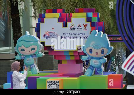 Bangkok, Thaïlande. 13 septembre 2023. Un piéton prend des photos devant les mascottes des 19es Jeux Asiatiques de Hangzhou à Bangkok, Thaïlande, le 13 septembre 2023. Crédit : Rachen Sageamsak/Xinhua/Alamy Live News Banque D'Images