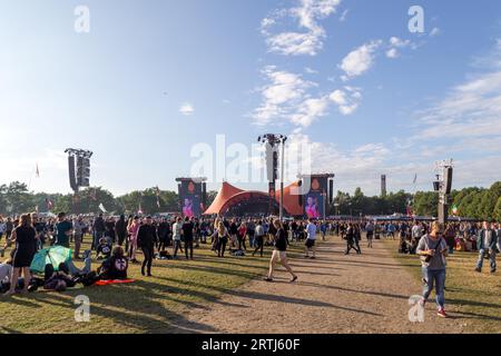 Roskilde, Danemark, 30 juin 2016 : foule de spectateurs profitant d'un concert sur la scène orange au Roskilde Festival 2016 Banque D'Images