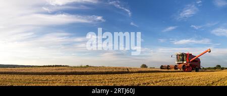 Ramlose, Danemark, 24 août 2016 : vue panoramique d'une moissonneuse-batteuse au travail Banque D'Images