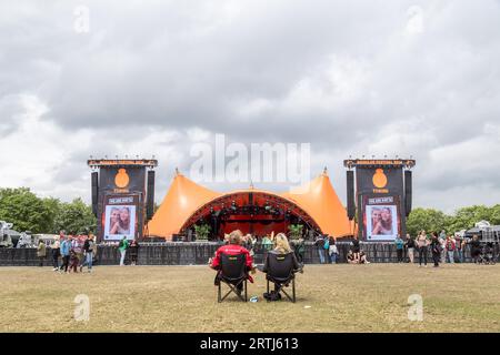 Roskilde, Danemark, 1 juillet 2016 : deux personnes assises devant la scène orange au Roskilde Festival 2016 Banque D'Images