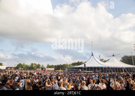 Roskilde, Danemark, 29 juin 2016 : foule de gens et scène de tente au Roskilde Festival 2016 Banque D'Images