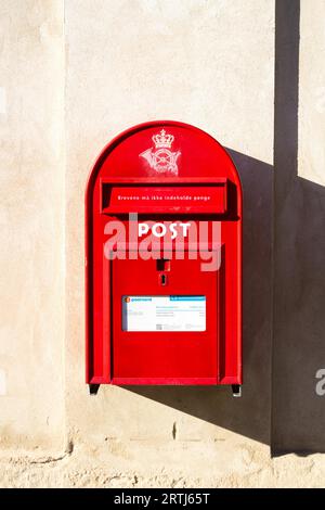 Copenhague, Danemark, 03 novembre 2016 : une boîte aux lettres publique rouge traditionnelle accrochée à un mur Banque D'Images