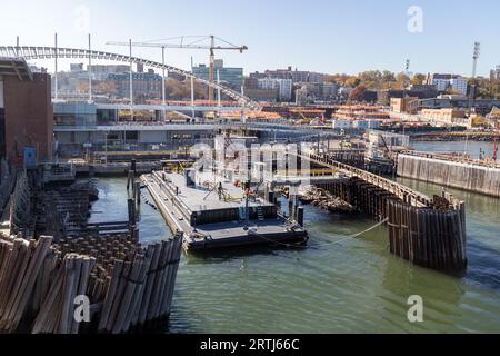 Staten Island, États-Unis d'Amérique, 18 novembre 2016 : une barge pétrolière ancrée dans un quai sur Staten Island Banque D'Images