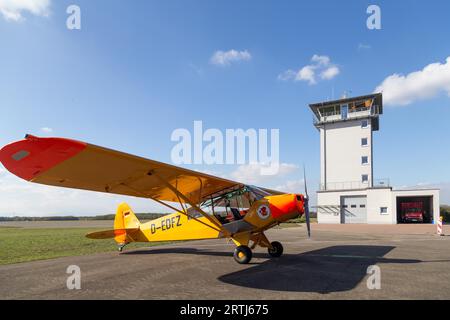 Bremgarten, Allemagne, 22 octobre 2016 : un avion Piper Cub jaune classique stationné à l'aéroport, en Europe Banque D'Images