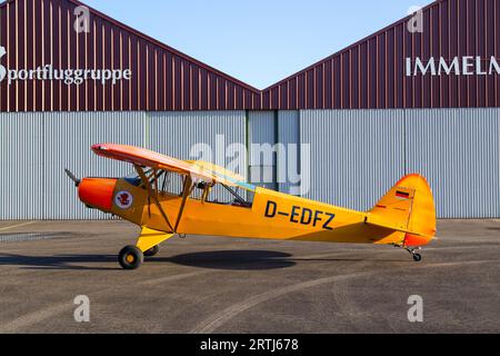 Bremgarten, Allemagne, 22 octobre 2016 : un avion Piper Cub jaune classique stationné à l'aéroport, en Europe Banque D'Images