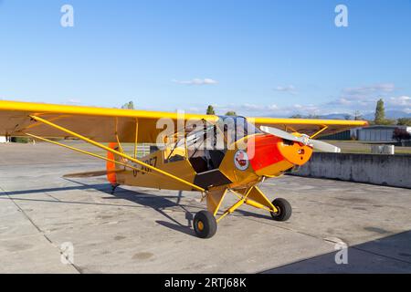 Bremgarten, Allemagne, 22 octobre 2016 : un avion Piper Cub jaune classique stationné à l'aéroport Banque D'Images