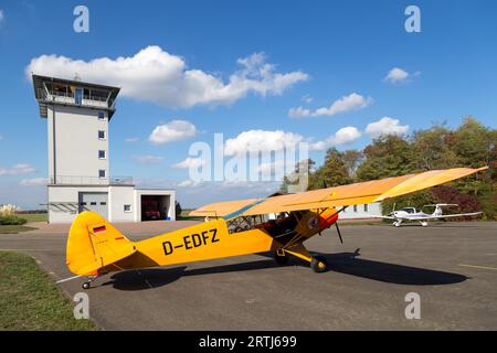 Bremgarten, Allemagne, 22 octobre 2016 : un avion Piper Cub jaune classique stationné à l'aéroport Banque D'Images