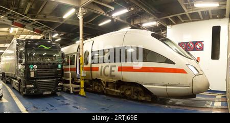 At Sea, Baltique, 21 juillet 2016 : le train ICE allemand à grande vitesse s'est garé à côté d'un camion sur le ferry de Puttgarden en Allemagne à Rodby au Danemark Banque D'Images