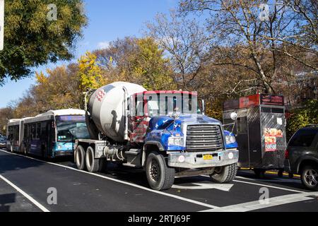 New York, États-Unis, 19 novembre 2016 : un camion malaxeur dans les rues de Manhattan Banque D'Images