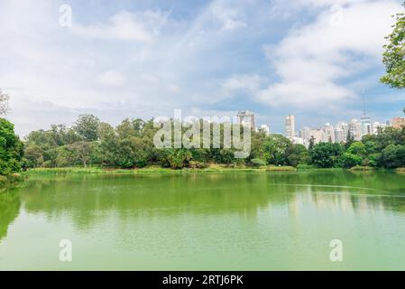 Sao Paulo, Brésil, octobre 15 2016 : le lac dans le parc d'Aclimacao. C'était le premier zoo de Sao Paulo et fondé par Carlos Botelho, au Brésil Banque D'Images