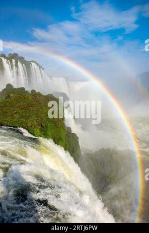 Les majestueuses chutes d'Iguaçu, une des merveilles du monde à Foz do Iguaçu, Brésil Banque D'Images