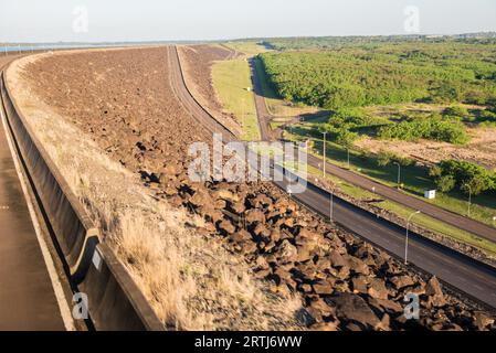 Foz do Iguazu, Brésil, 8 juillet 2016 : vue depuis le sommet du parc du barrage d'Itaipu à bord d'un bus touristique à la frontière brésilienne Banque D'Images