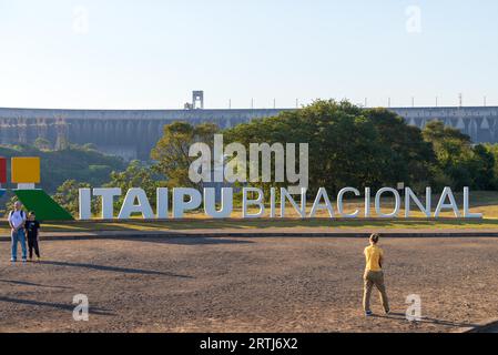 Foz do Iguacu, Brésil, 10 juillet 2016 : panneau du barrage d'Itaipu à Foz do Iguazu au Brésil Banque D'Images