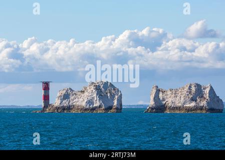 Le soleil du soir illumine les pierres empilées des aiguilles à l'île de Wight, Hampshire Royaume-Uni en septembre Banque D'Images