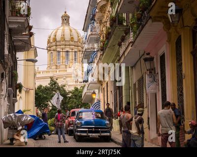 La Havane, Cuba le 14 janvier 2016 : peuple cubain et oldtimer sur rue avec vue sur capitol en La Habana Banque D'Images