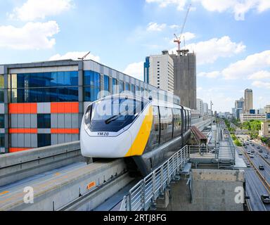 Le monorail Yellow Line Mass Transit System desservant la région métropolitaine de Bangkok. Banque D'Images