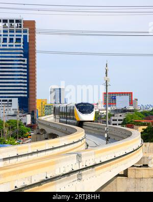Le monorail Yellow Line Mass Transit System desservant la région métropolitaine de Bangkok. Banque D'Images