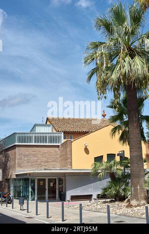 Viladecans, Espagne - 13 septembre 2023 : extérieur du bâtiment Ateneu d'Entitats Pablo Picasso à Viladecans. Banque D'Images