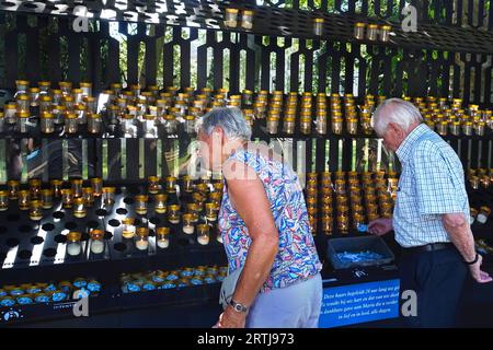 Pèlerins âgés brûlant des bougies à la basilique notre-Dame de Scherpenheuvel, lieu de pèlerinage à Scherpenheuvel-Zichem, Brabant flamand, Belgique Banque D'Images