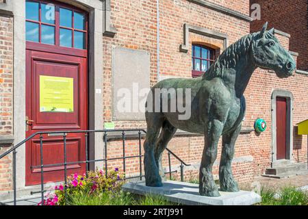 Statue de l'étalon brillant devant le Belgian Draft Horse / Belgisch Trekpaard Museum à Vollezele, Galmaarden, Brabant flamand, Belgique Banque D'Images