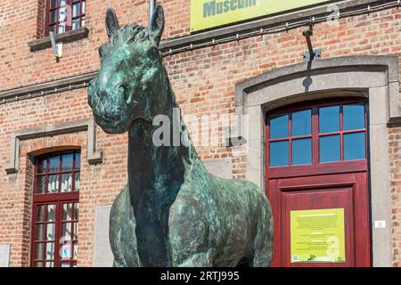 Statue de l'étalon brillant devant le Belgian Draft Horse / Belgisch Trekpaard Museum à Vollezele, Galmaarden, Brabant flamand, Belgique Banque D'Images