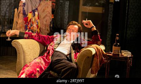 Toby Stephens (Elyot Chase) dans LA VIE PRIVÉE par Noel Coward au Minerva Theatre, Chichester Festival Theatre, West Sussex, Angleterre 28/09/2012 design : Anthony Ward éclairage : Mark Henderson réalisateur : Jonathan Kent Banque D'Images