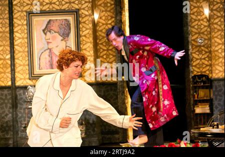 Anna Chancellor (Amanda Prynne), Toby Stephens (Elyot Chase) dans LA VIE PRIVÉE par Noel Coward au Minerva Theatre, Chichester Festival Theatre, West Sussex, Angleterre 28/09/2012 design : Anthony Ward éclairage : Mark Henderson réalisateur : Jonathan Kent Banque D'Images