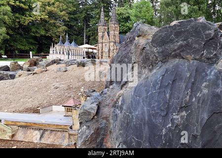 Marianske Lazne, République tchèque. 13 septembre 2023. Le 4e plus grand parc miniature d'Europe, avec des modèles détaillés de sites touristiques tchèques, est situé près du centre-ville de Marianske Lazne (Spa) et est devenu l'attraction la plus visitée dans la région de Karlovy Vary, République tchèque, le 13 septembre 2023. Crédit : Slavomir Kubes/CTK photo/Alamy Live News Banque D'Images