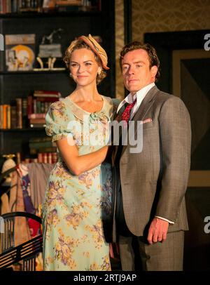 Anna-Louise Plowman (Sibyl Chase), Toby Stephens (Elyot Chase) dans LA VIE PRIVÉE par Noel Coward au Minerva Theatre, Chichester Festival Theatre, West Sussex, Angleterre 28/09/2012 design : Anthony Ward éclairage : Mark Henderson réalisateur : Jonathan Kent Banque D'Images