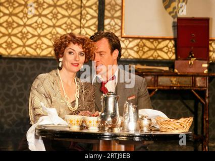 Anna Chancellor (Amanda Prynne), Toby Stephens (Elyot Chase) dans LA VIE PRIVÉE par Noel Coward au Minerva Theatre, Chichester Festival Theatre, West Sussex, Angleterre 28/09/2012 design : Anthony Ward éclairage : Mark Henderson réalisateur : Jonathan Kent Banque D'Images