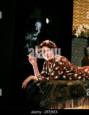 Anna Chancellor (Amanda Prynne) dans LA VIE PRIVÉE par Noel Coward au Gielgud Theatre, Londres W1 03/07/2013 a Chichester Festival Theatre 2012 conception de la production : Anthony Ward éclairage : Mark Henderson réalisateur : Jonathan Kent Banque D'Images