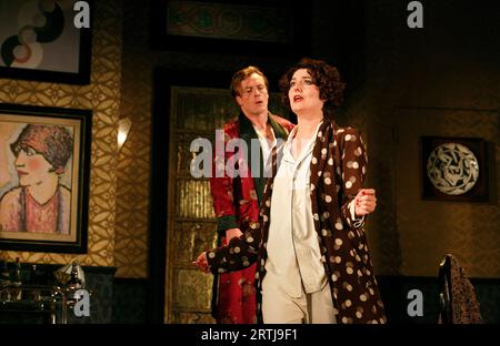 Toby Stephens (Elyot Chase), Anna Chancellor (Amanda Prynne) dans LA VIE PRIVÉE par Noel Coward au Gielgud Theatre, Londres W1 03/07/2013 a Chichester Festival Theatre 2012 conception de la production : Anthony Ward éclairage : Mark Henderson réalisateur : Jonathan Kent Banque D'Images