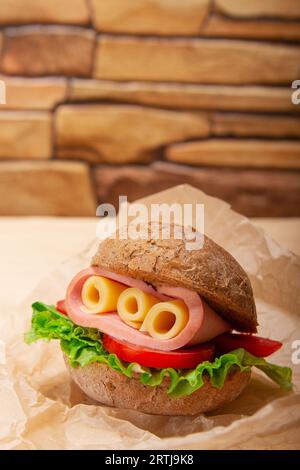 Bannière verticale avec fond de mur de brique améliore la présence de jambon et sandwichs au fromage suisse sur le pain de blé entier Banque D'Images