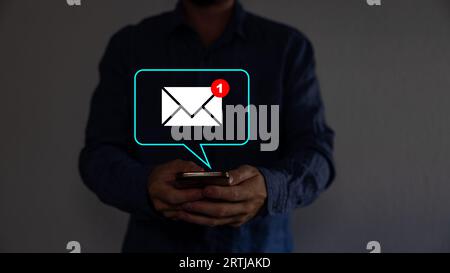 Main de l'homme d'affaires touchant la nouvelle notification par e-mail pour la communication par e-mail d'affaires et le marketing numérique. Alerte de réception de message électronique dans la boîte de réception. Banque D'Images