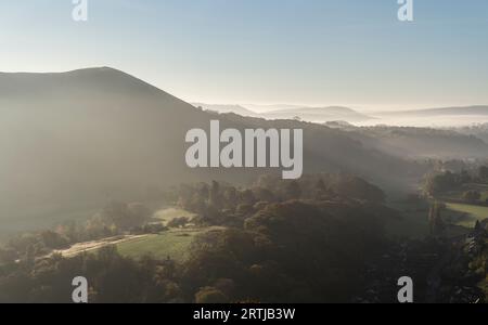 La vue depuis le sentier pédestre à Ashlet qui est une colline sur le côté est du long Mynd, Church Stretton, Shropshire, Angleterre. Banque D'Images