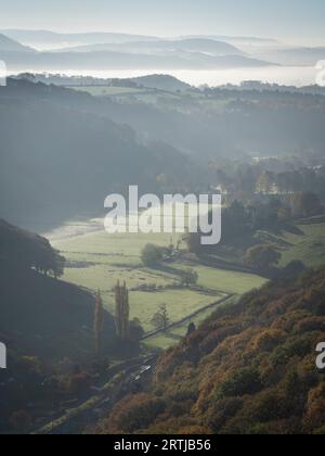 La vue depuis le sentier pédestre à Ashlet qui est une colline sur le côté est du long Mynd, Church Stretton, Shropshire, Angleterre. Banque D'Images