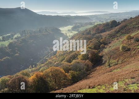 La vue depuis le sentier pédestre à Ashlet qui est une colline sur le côté est du long Mynd, Church Stretton, Shropshire, Angleterre. Banque D'Images