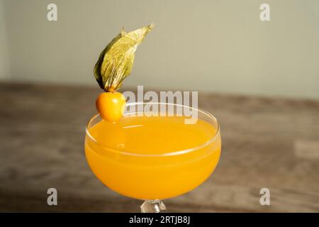 Un cocktail alcoolisé, boisson spritz sur une table Banque D'Images