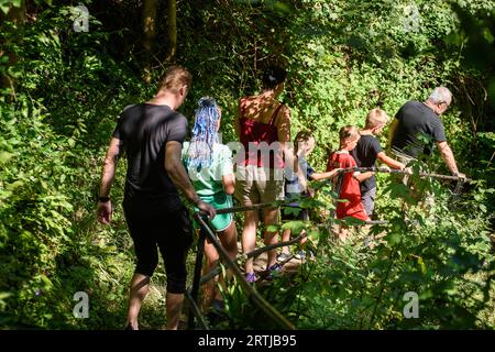 Située dans la vallée de la rivière Lesse la réserve naturelle de Furfooz abrite à la fois site archéologique et géologique dans une nature préservée. | site Banque D'Images