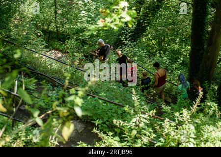 Située dans la vallée de la rivière Lesse la réserve naturelle de Furfooz abrite à la fois site archéologique et géologique dans une nature préservée. | site Banque D'Images