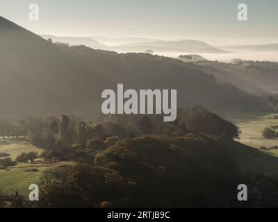 La vue depuis le sentier pédestre à Ashlet qui est une colline sur le côté est du long Mynd, Church Stretton, Shropshire, Angleterre. Banque D'Images