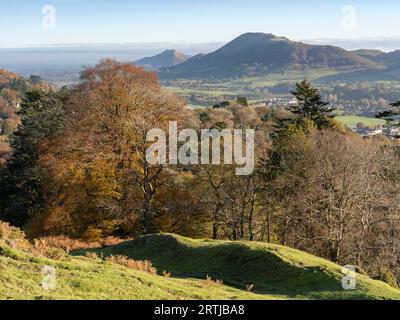 La vue depuis le sentier pédestre à Ashlet qui est une colline sur le côté est du long Mynd, Church Stretton, Shropshire, Angleterre. Banque D'Images