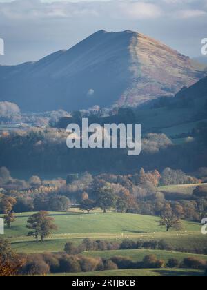 La vue depuis le sentier pédestre à Ashlet qui est une colline sur le côté est du long Mynd, Church Stretton, Shropshire, Angleterre. Banque D'Images