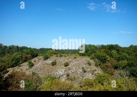 Située dans la vallée de la rivière Lesse la réserve naturelle de Furfooz abrite à la fois site archéologique et géologique dans une nature préservée. | site Banque D'Images