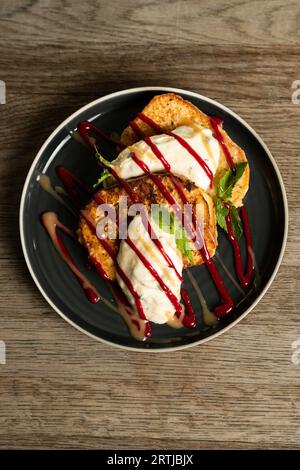 Pain grillé français brioche avec sirop de caramel et sirop de fruits Banque D'Images