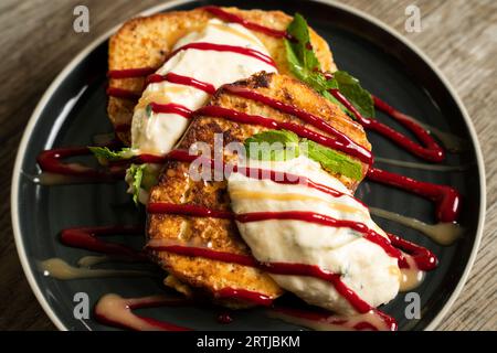 Pain grillé français brioche avec sirop de caramel et sirop de fruits Banque D'Images