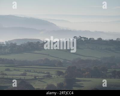 La vue depuis le sentier pédestre à Ashlet qui est une colline sur le côté est du long Mynd, Church Stretton, Shropshire, Angleterre. Banque D'Images