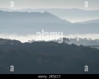 La vue depuis le sentier pédestre à Ashlet qui est une colline sur le côté est du long Mynd, Church Stretton, Shropshire, Angleterre. Banque D'Images