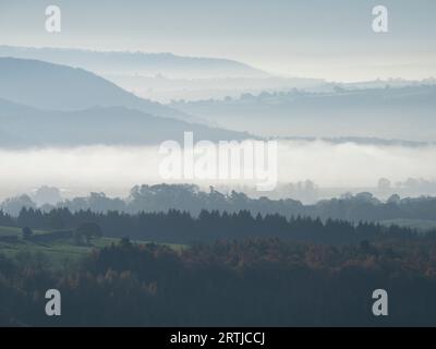 La vue depuis le sentier pédestre à Ashlet qui est une colline sur le côté est du long Mynd, Church Stretton, Shropshire, Angleterre. Banque D'Images