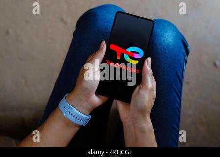 Sur cette photo, le logo Total Energies est affiché sur l'écran d'un smartphone. Banque D'Images
